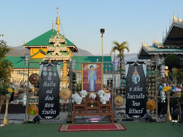 พช.แม่ฮ่องสอนเข้าร่วมกิจกรรม “ศิลปินแม่ฮ่องสอน ร่วมจิต ๕ สถิตในดวงใจ ไทยนิรันดร์ ถวายความอาลัย น้อมสำนึกในพระมหากรุณาธิคุณ” ณ วัดจองคำ