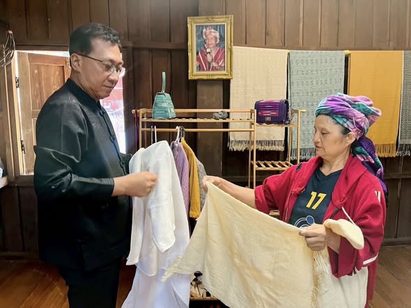 พช.แม่ฮ่องสอน เยี่ยมชมและให้กำลังใจผู้ประกอบการกลุ่มผ้าทอขนแกะบ้านห้วยห้อม