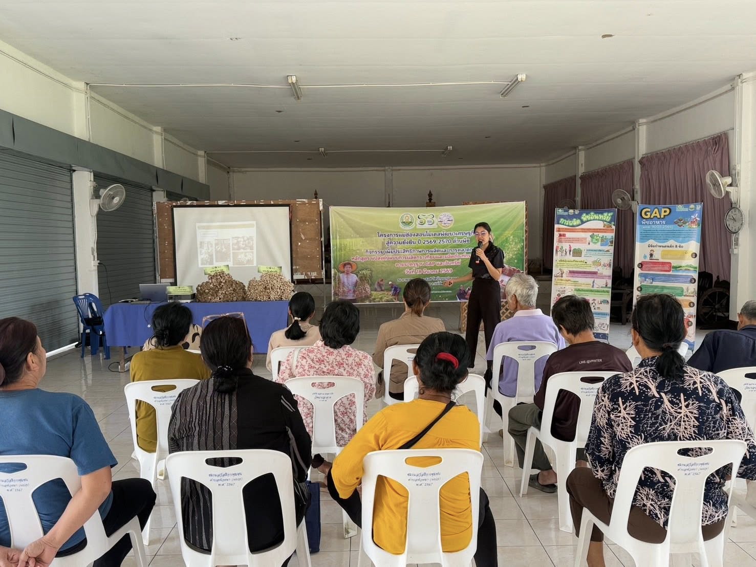 พช.แม่ฮ่องสอน ร่วมเป็นวิทยากรส่งเสริมการเพิ่มมูลค่ากระเทียม ยกระดับเศรษฐกิจชุมชน