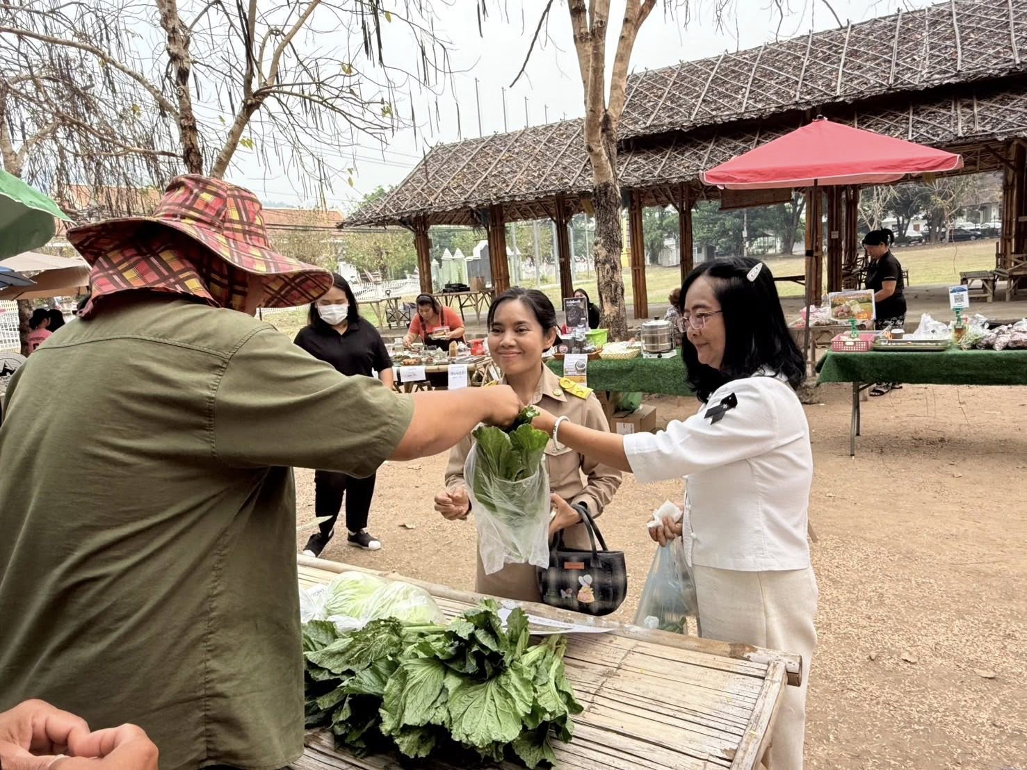  พช.แม่ฮ่องสอน ดำเนินการจัด ตลาดชุมชนคนพอเพียง  ชวนชิม ชม ช้อป สนับสนุนผลิตภัณฑ์สินค้าชุมชน