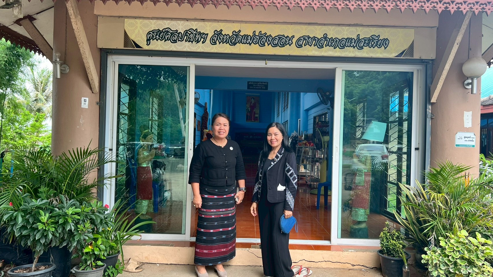 📌 พช.แม่ฮ่องสอน ลงพื้นที่เยี่ยมชมศูนย์ศิลปาชีพอำเภอแม่สะเรียง สืบสานภูมิปัญญาท้องถิ่น ยกระดับผลิตภัณฑ์ชุมชนสู่เศรษฐกิจสร้างสรรค์